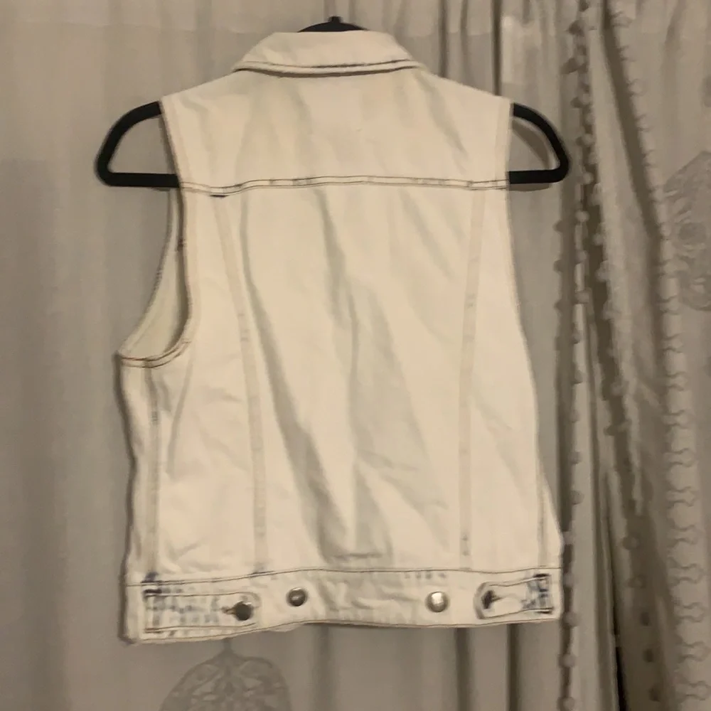 Boho Light Wash Ripped Frayed Denim Vest Jacket Juicy Couture Vintage Pin - Picture 8 of 9